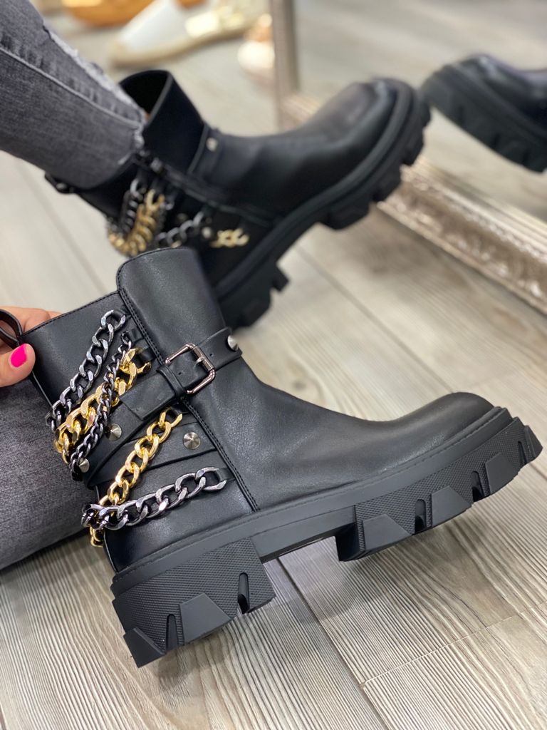 YY15 black ankle boot