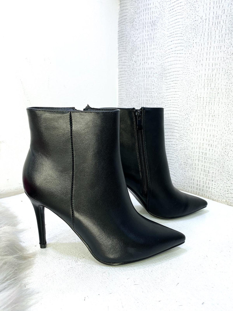 Black S-603 ankle boot