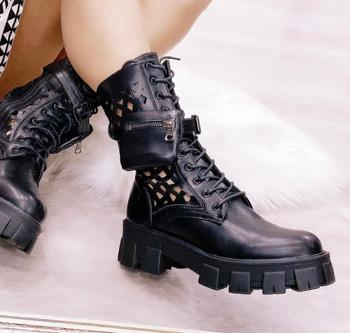 Black D7755 ankle boot