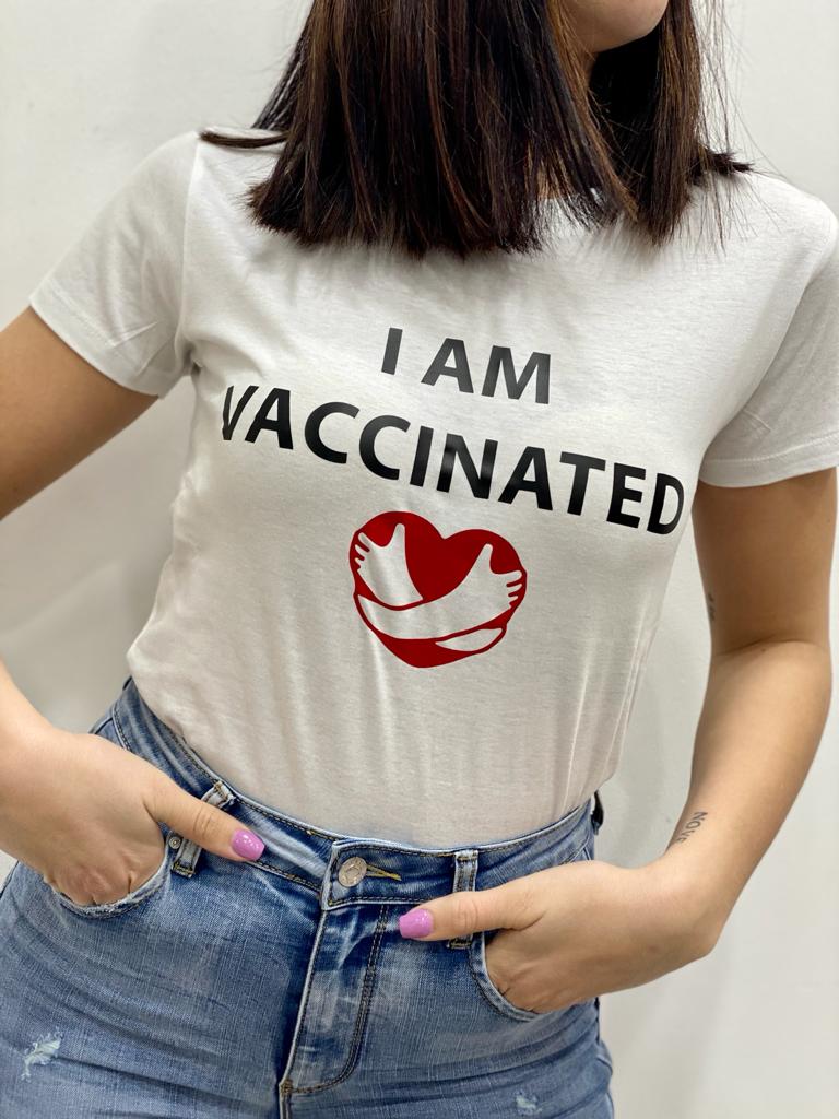 Frau geimpftes T-Shirt