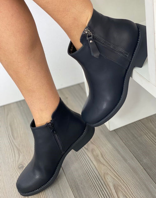 Black mm-830 ankle boot