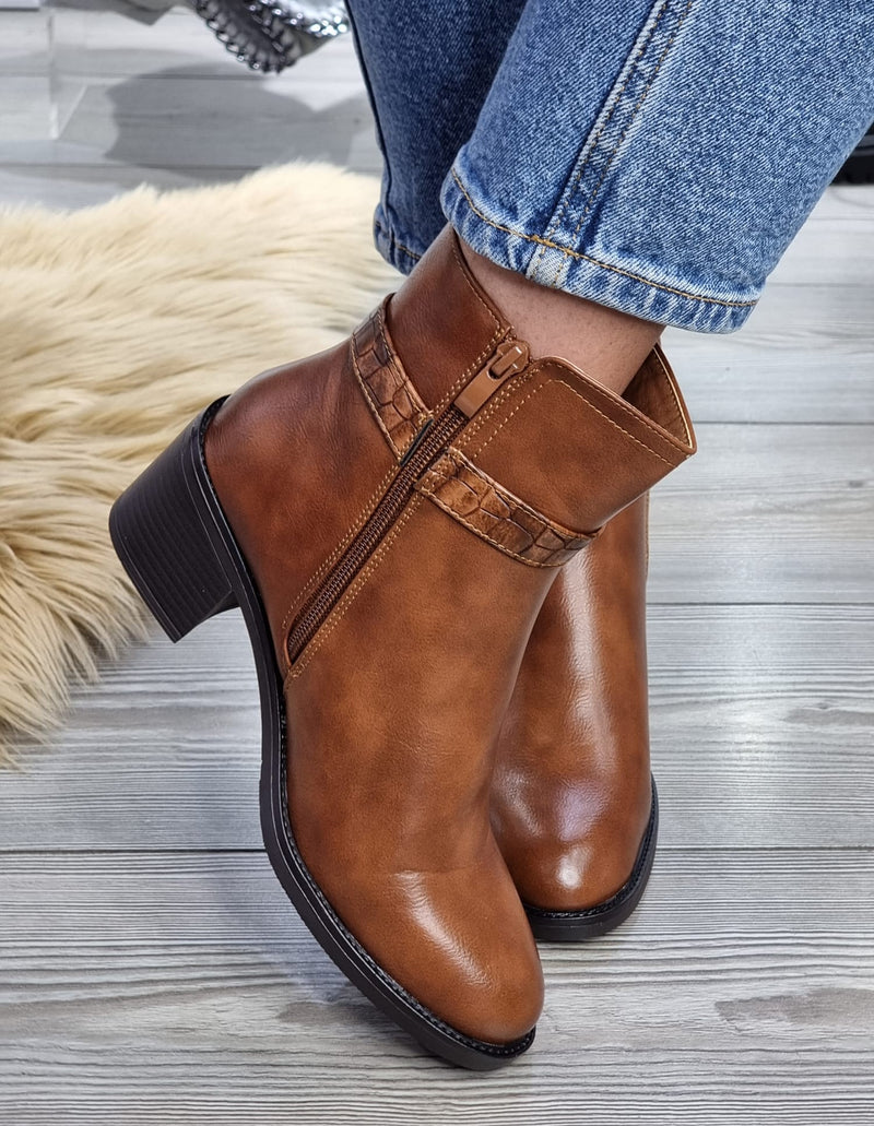 QP105-809 Camel ankle boot