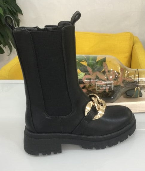 8390 black ankle boot